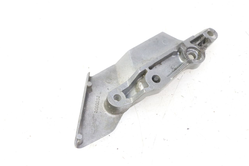 photo de FUSSRASTEN HALTEPLATTEN VORN LINKS TRIUMPH SPRINT 900 (1995 - 1998) - Zoom auf Gebrauchszustand