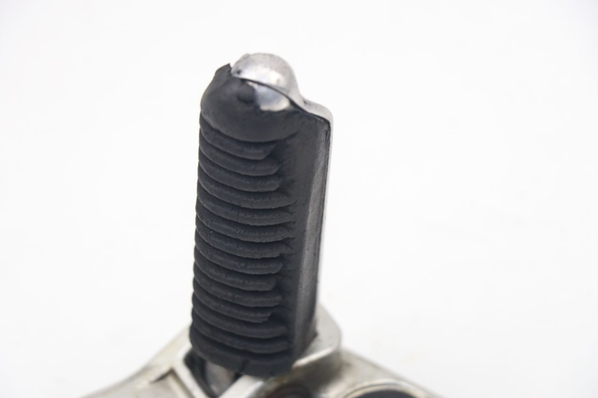 photo de FUSSRASTEN HALTEPLATTEN VORN LINKS SUZUKI GSX F GSXF 750 (1988 - 1998) - Zoom auf Gebrauchszustand