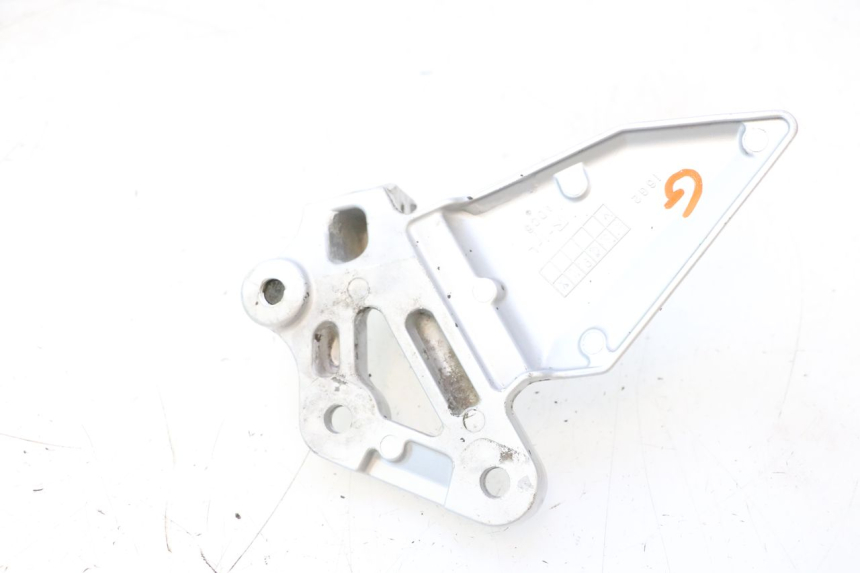 photo de FUSSRASTEN HALTEPLATTEN VORN LINKS SUZUKI SV S 650 (2003 - 2009) - Zoom auf Gebrauchszustand