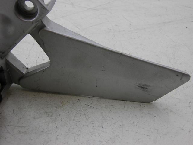 photo de FUSSRASTEN HALTEPLATTEN VORN LINKS YAMAHA FJR 1300 (2004 - 2005) - Zoom auf Gebrauchszustand