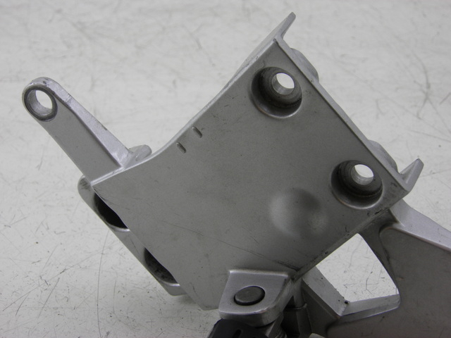 photo de FUSSRASTEN HALTEPLATTEN VORN LINKS YAMAHA FJR 1300 (2004 - 2005) - Details der Befestigungspunkte