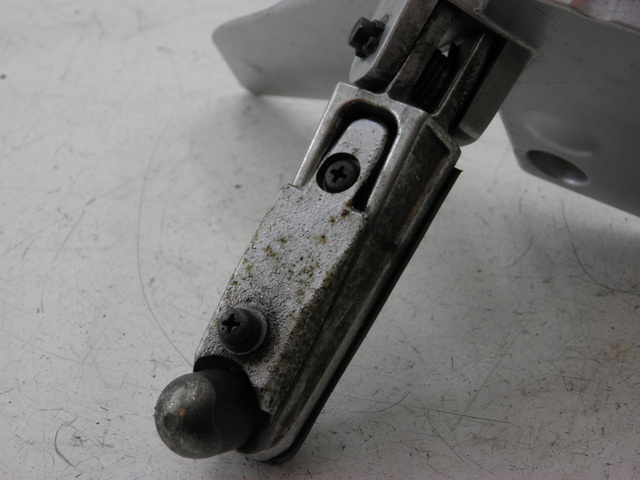 photo de FUSSRASTEN HALTEPLATTEN VORN LINKS YAMAHA FJR 1300 (2004 - 2005) - Oberflächenzustand und Material