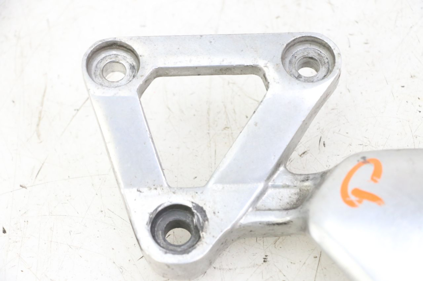 photo de LINKE VORDERE FUßRASTENHALTERUNG YAMAHA FZS FAZER 600 (2001 - 2003) - Zoom auf Gebrauchszustand