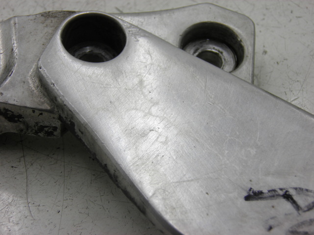 photo de FUSSRASTEN HALTEPLATTEN VORN LINKS YAMAHA XJR 1300 (1998 - 2002) - Zoom auf Gebrauchszustand