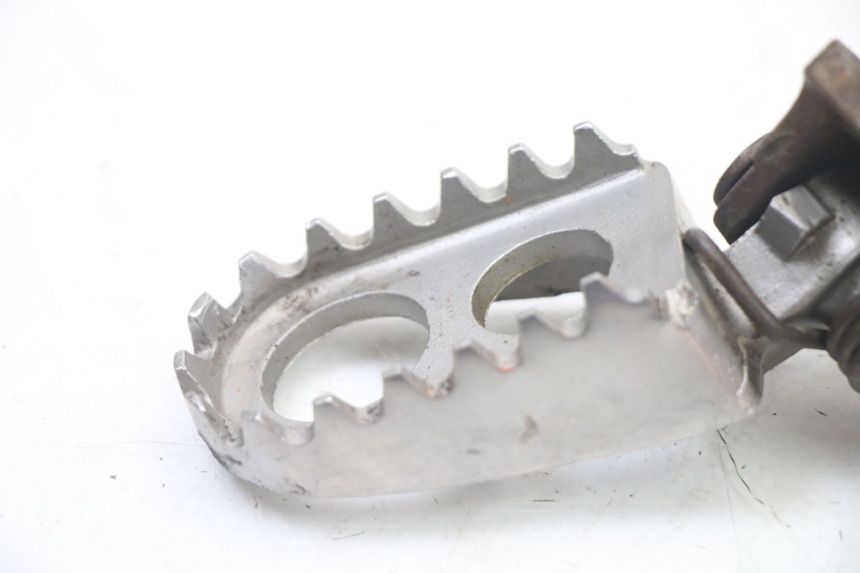 photo de FUSSRASTEN HALTEPLATTEN VORN LINKS YAMAHA YZ 125 (2006 - 2016) - Detailansicht des Bauteils