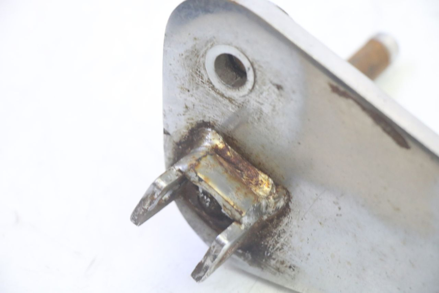 photo de FUSSRASTEN HALTEPLATTEN VORN LINKS KYMCO ZING 125 (1997 - 2003) - Zoom auf Gebrauchszustand