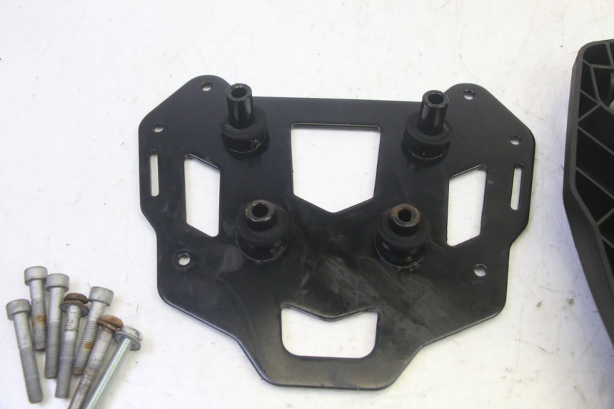 photo de GEPÄCKTRÄGER PIAGGIO MP3 HPE 350 (2018 - 2020) - Details der Befestigungspunkte