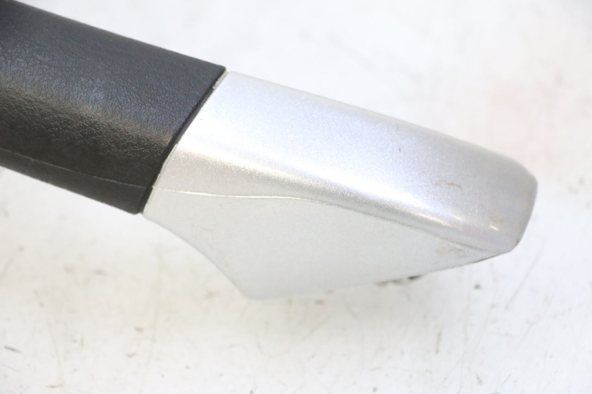 photo de RECHTER HINTERER GRIFF PIAGGIO MP3 RL 250 (2006 - 2010) - Details der Befestigungspunkte