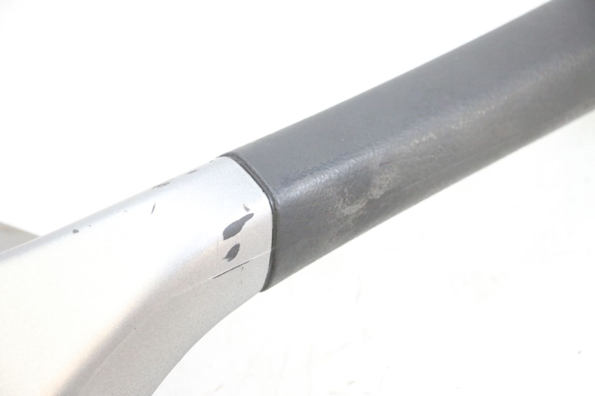 photo de HALTEGRIFF RECHTS PIAGGIO MP3 125 (2006 - 2014) - Details der Befestigungspunkte