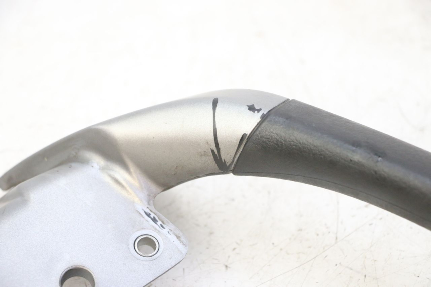 photo de HALTEGRIFF LINKS PIAGGIO MP3 125 (2006 - 2014) - Details der Befestigungspunkte