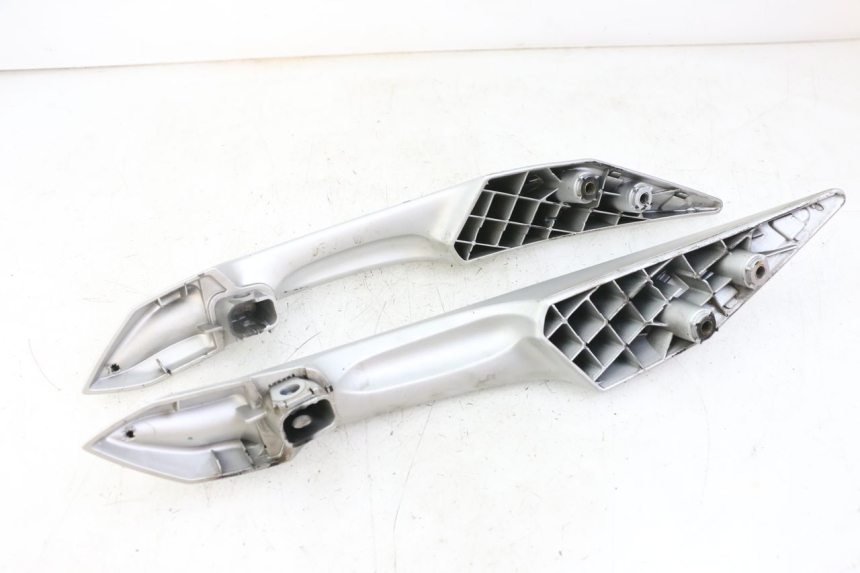 photo de HINTERRADGRIFF PEUGEOT SATELIS 125 (2010 - 2012) - Details der Befestigungspunkte