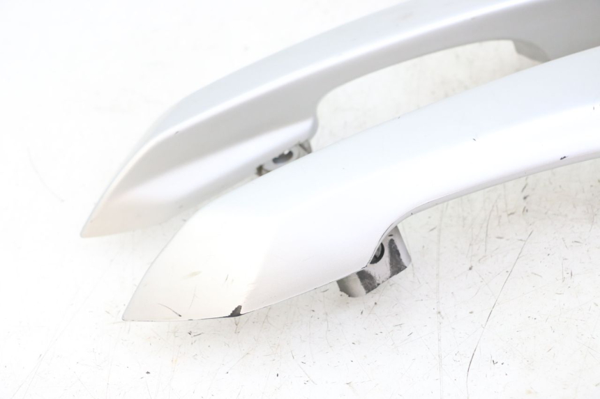 photo de HINTERRADGRIFF PEUGEOT SATELIS 125 (2010 - 2012) - Oberflächenzustand und Material