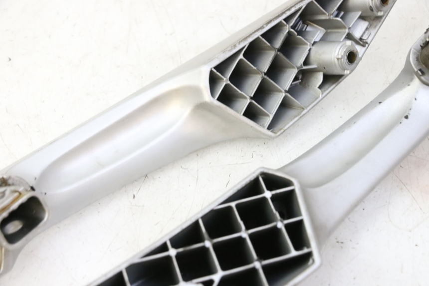 photo de HINTERRADGRIFF PEUGEOT SATELIS 125 (2006 - 2009) - Technische Nahaufnahme