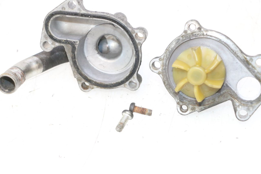 photo de WASSERPUMPE SUZUKI BURGMAN 125 (2007 - 2014) - Details der Befestigungspunkte