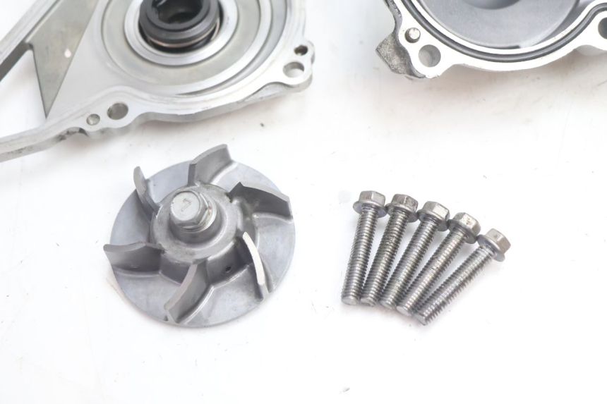 photo de WASSERPUMPE KAWASAKI ER-6 ER6 N 650 (2005 - 2009) - Technische Nahaufnahme