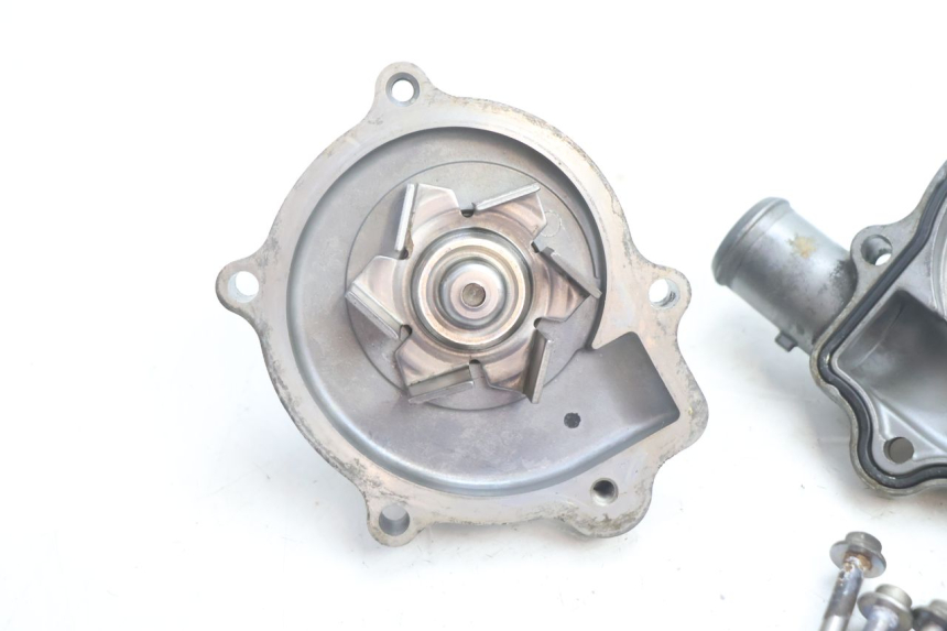 photo de WASSERPUMPE YAMAHA FJR 1300 (2001 - 2005) - Details der Befestigungspunkte