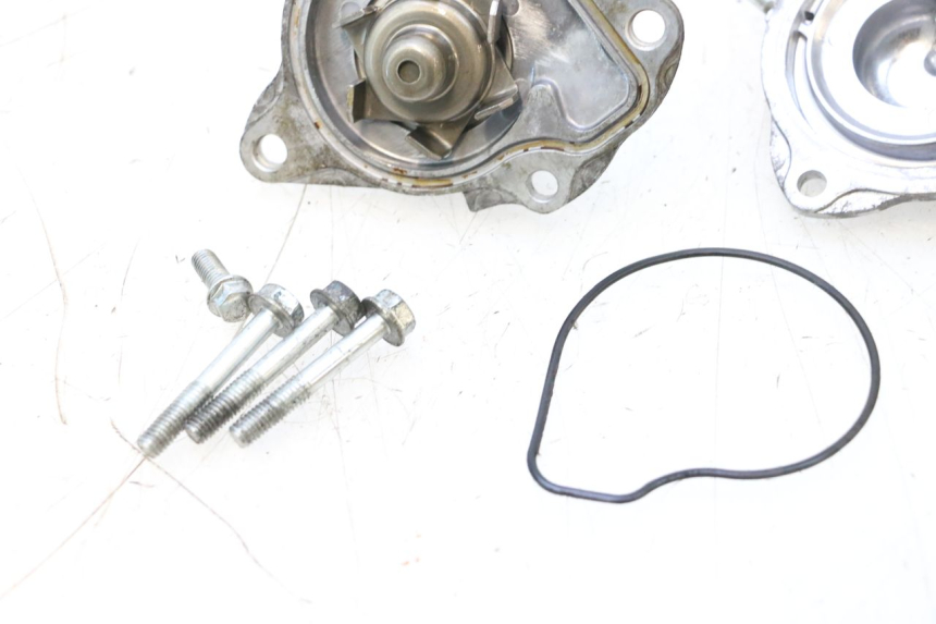 photo de WASSERPUMPE HONDA PCX (JF57/JF64) 125 (2014 - 2018) - Details der Befestigungspunkte