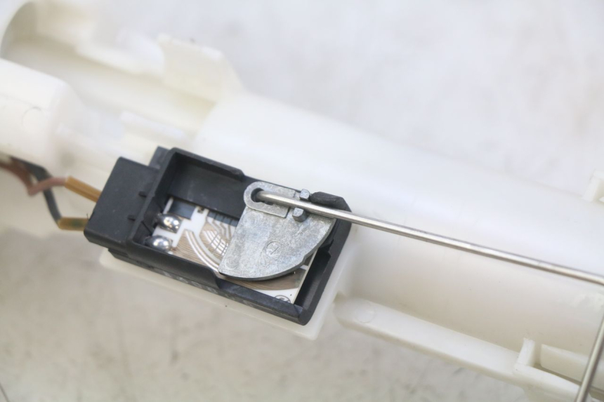 photo de KRAFTSTOFFPUMPE KYMCO DOWNTOWN ABS 125 (2015 - 2017) - Details der Befestigungspunkte