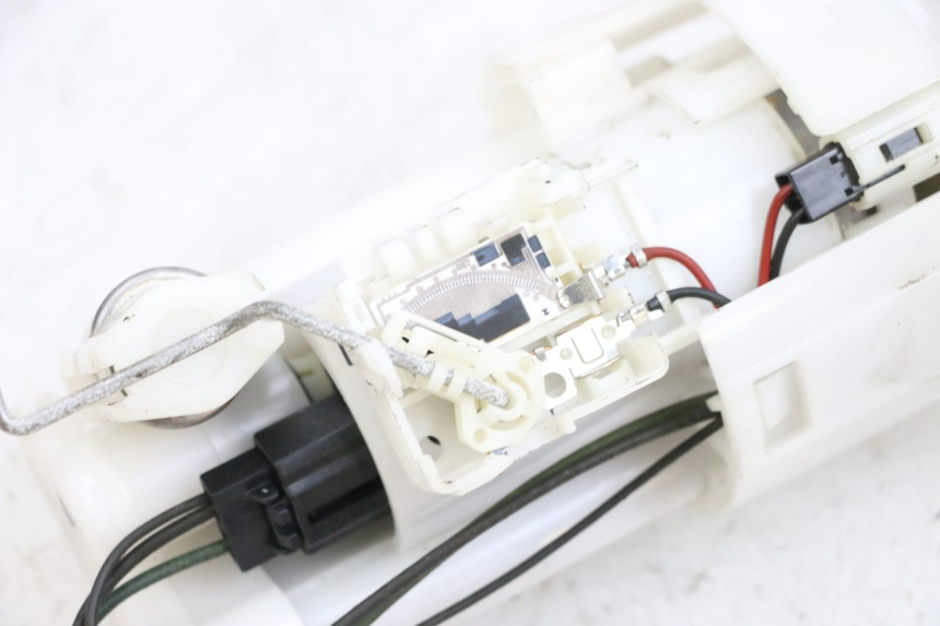 photo de KRAFTSTOFFPUMPE YAMAHA FJR ABS 1300 (2006 - 2012) - Oberflächenzustand und Material