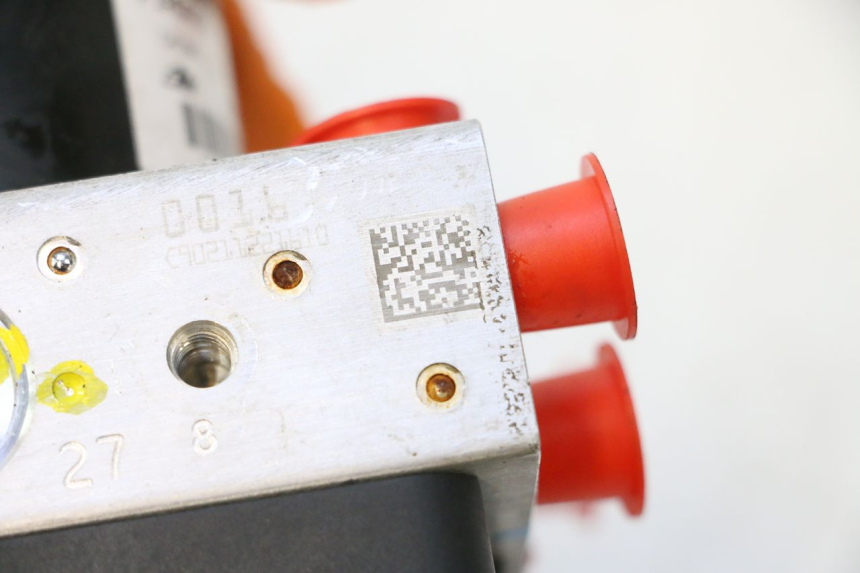 photo de ABS PUMPE PIAGGIO MP3 HPE 530 (2022 - 2026) - Details der Befestigungspunkte