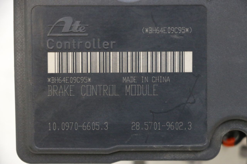 photo de ABS PUMPE PIAGGIO MP3 500 (2014 - 2017) - Details der Befestigungspunkte