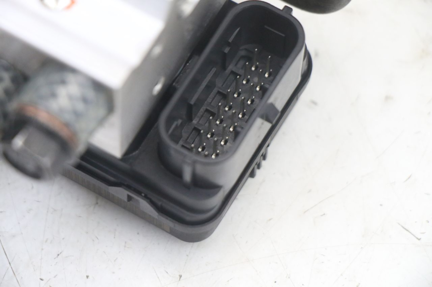 photo de ABS PUMPE ROYAL ENFIELD HYMALAYAN 410 (2016 - 2023) - Zoom auf Gebrauchszustand