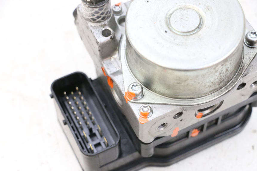 photo de ABS PUMPE PEUGEOT SATELIS 125 (2013 - 2018) - Details der Befestigungspunkte