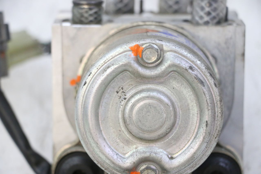 photo de ABS-PUMPE YAMAHA TDM ABS 900 (2002 - 2014) - Zoom auf Gebrauchszustand