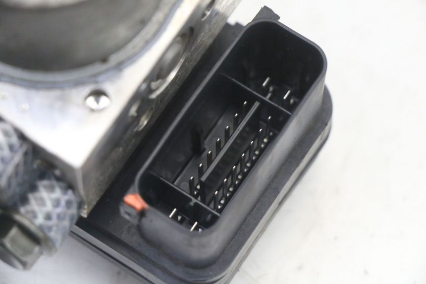 photo de ABS PUMPE YAMAHA YP T-MAX TMAX 530 (2017 - 2020) - Zoom auf Gebrauchszustand