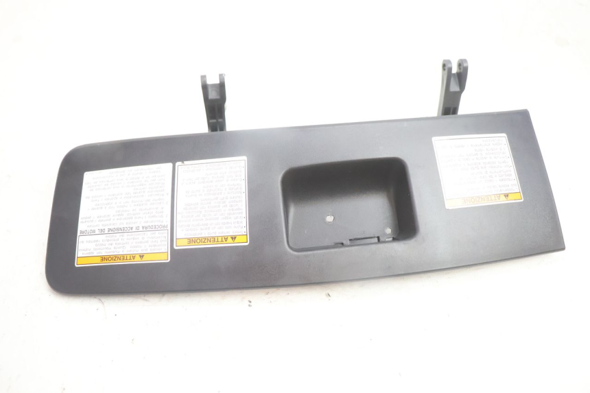 photo de HANDSCHUHFACH DECKEL SUZUKI BURGMAN EXECUTIVE ABS 650 (2006 - 2012) - Zoom auf Gebrauchszustand