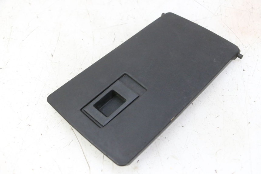 photo de HANDSCHUHFACHKLAPPE PEUGEOT CITYSTAR 50 (2013 - 2017) - Zoom auf Gebrauchszustand