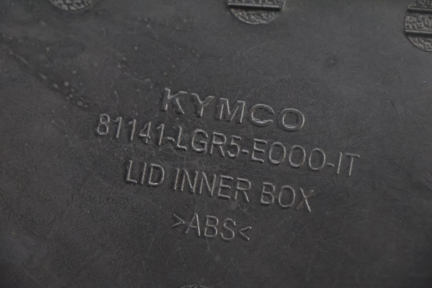 photo de HANDSCHUHFACHKLAPPE KYMCO LIKE 125 (2009 - 2016) - Details der Befestigungspunkte