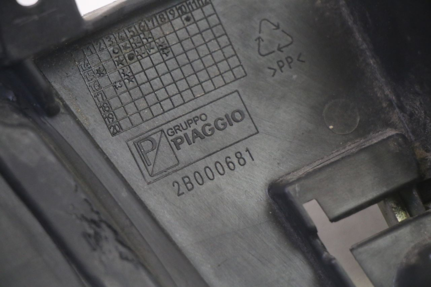 photo de HANDSCHUHFACH DECKEL PIAGGIO MP3 500 (2016 - 2018) - Details der Befestigungspunkte