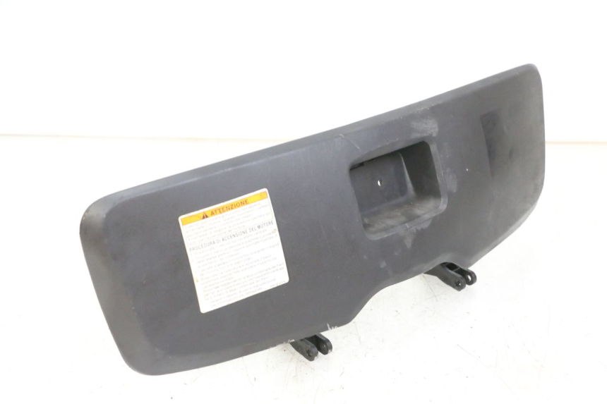 photo de HANDSCHUHFACHKLAPPE SUZUKI BURGMAN 125 (2007 - 2014) - Technische Nahaufnahme