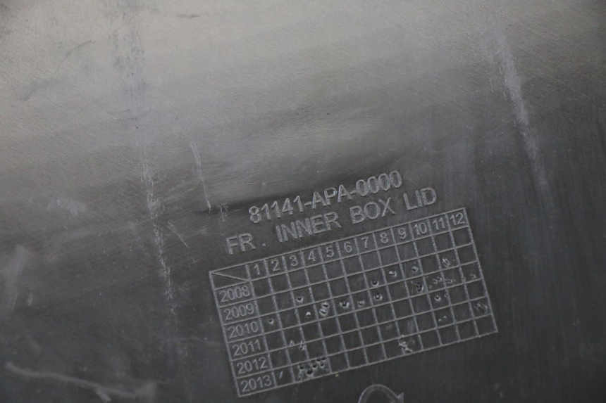 photo de HANDSCHUHFACHKLAPPE PEUGEOT TWEET 4T 50 (2014 - 2019) - Details der Befestigungspunkte