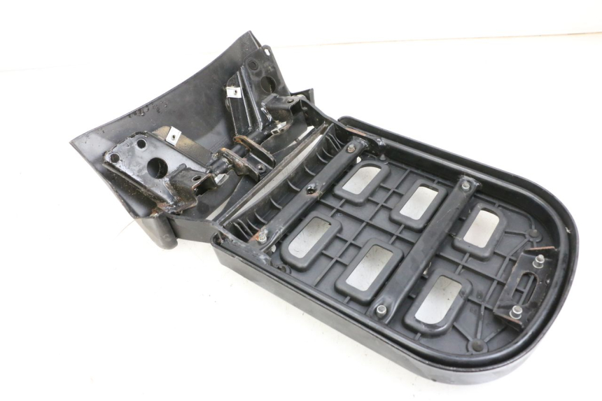 photo de GEPÄCKTRÄGER PIAGGIO MP3 RL 250 (2006 - 2010) - Details der Befestigungspunkte