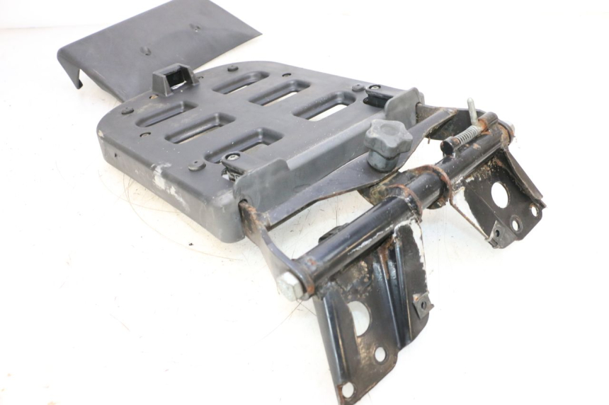 photo de GEPÄCKTRÄGER PIAGGIO MP3 125 (2006 - 2014) - Details der Befestigungspunkte
