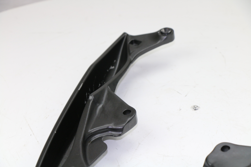 photo de GEPÄCKTRÄGER HONDA PCX (JF28) 125 (2009 - 2011) - Details der Befestigungspunkte