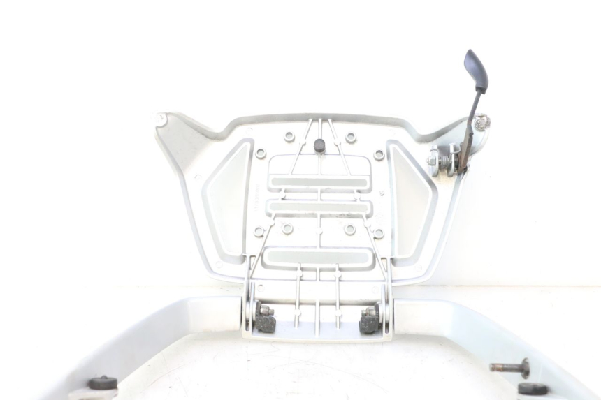 photo de GEPÄCKTRÄGER PEUGEOT SATELIS 125 (2013 - 2018) - Zoom auf Gebrauchszustand