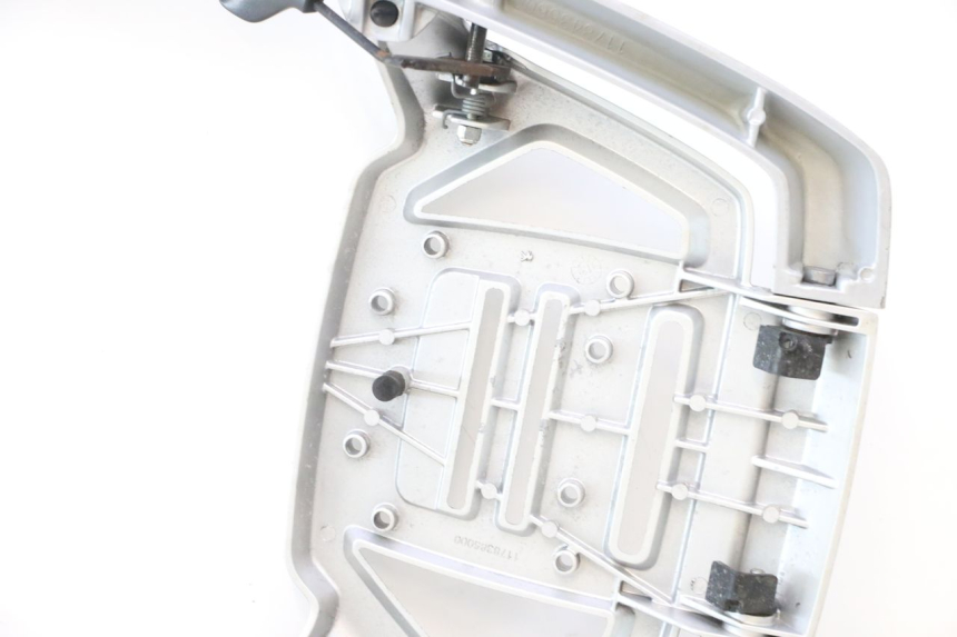 photo de GEPÄCKTRÄGER PEUGEOT SATELIS 125 (2013 - 2018) - Details der Befestigungspunkte