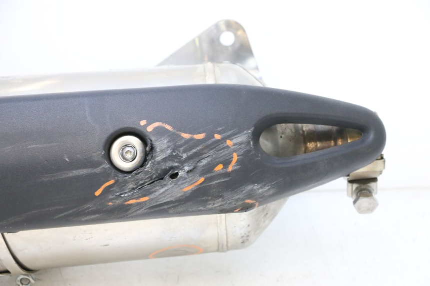 photo de AUSPUFFANLAGE PIAGGIO MP3 LT 400 (2007 - 2012) - Fokus auf die Struktur