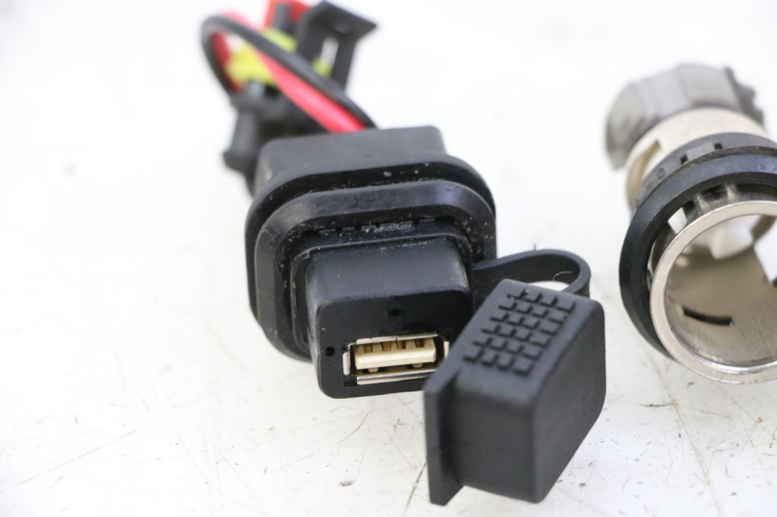 photo de ZIGARETTENANZÃœNDER PIAGGIO MP3 500 (2014 - 2017) - Zoom auf Gebrauchszustand