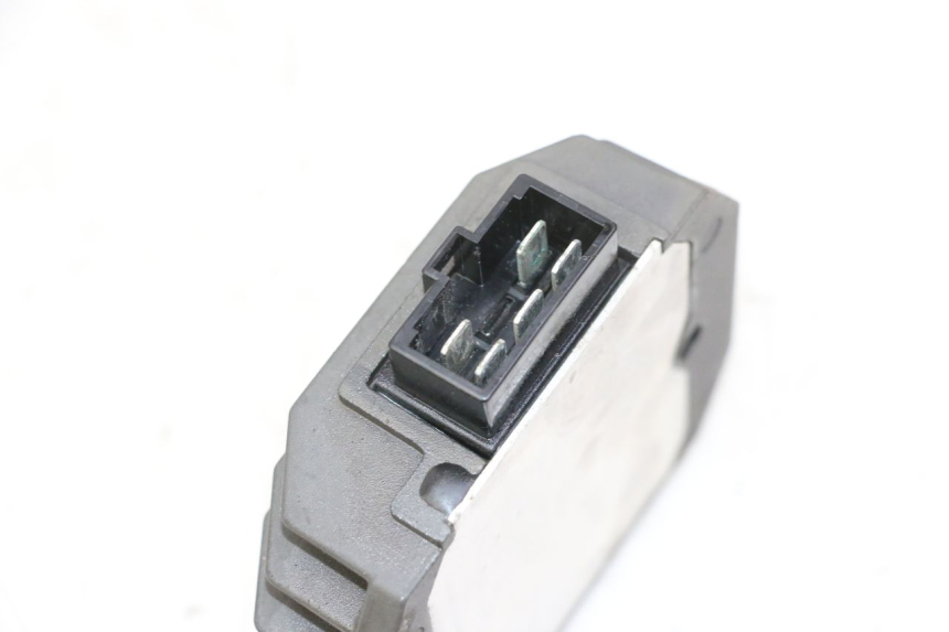 photo de REGLER LICHTMASCHINE YAMAHA FZ6 N FAZER 600 (2004 - 2006) - Technische Nahaufnahme