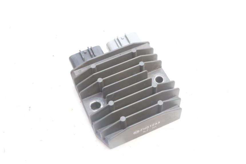 photo de REGLER LICHTMASCHINE YAMAHA FZ8 800 (2010 - 2016) - Detailansicht des Bauteils