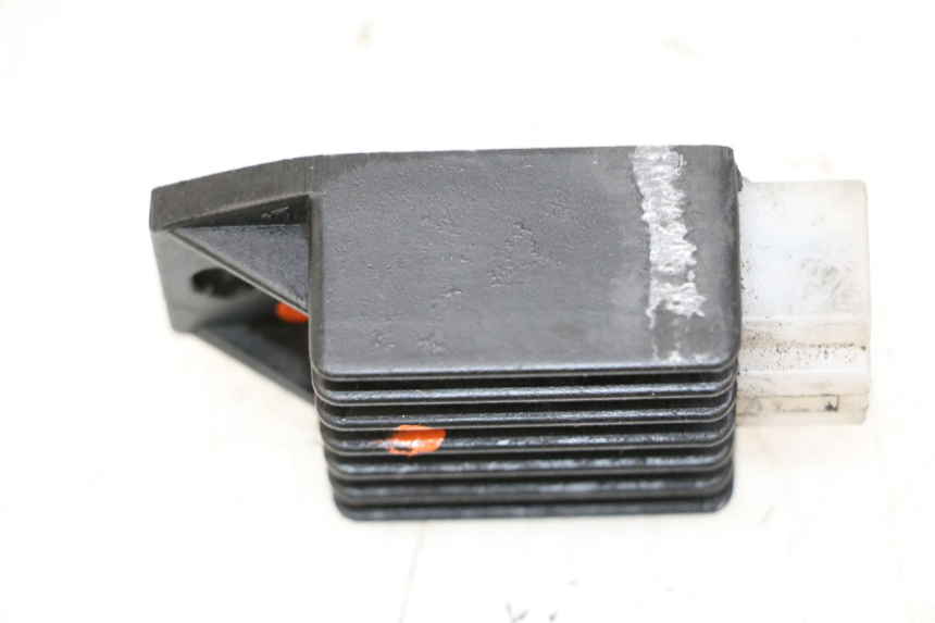 photo de SPANNUNGSREGLER PEUGEOT KISBEE 2T 50 (2010 - 2017) - Technische Nahaufnahme