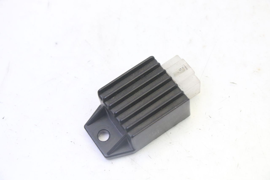 photo de SPANNUNGSREGLER PEUGEOT KISBEE 2T 50 (2010 - 2017) - Detailansicht des Bauteils