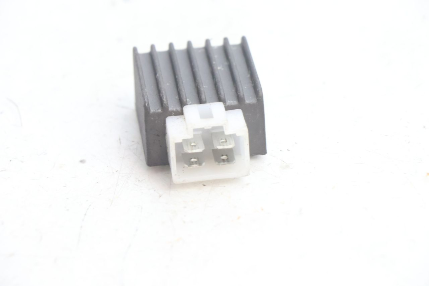 photo de SPANNUNGSREGLER PEUGEOT LUDIX BLASTER 50 (2006 - 2014) - Zoom auf Gebrauchszustand