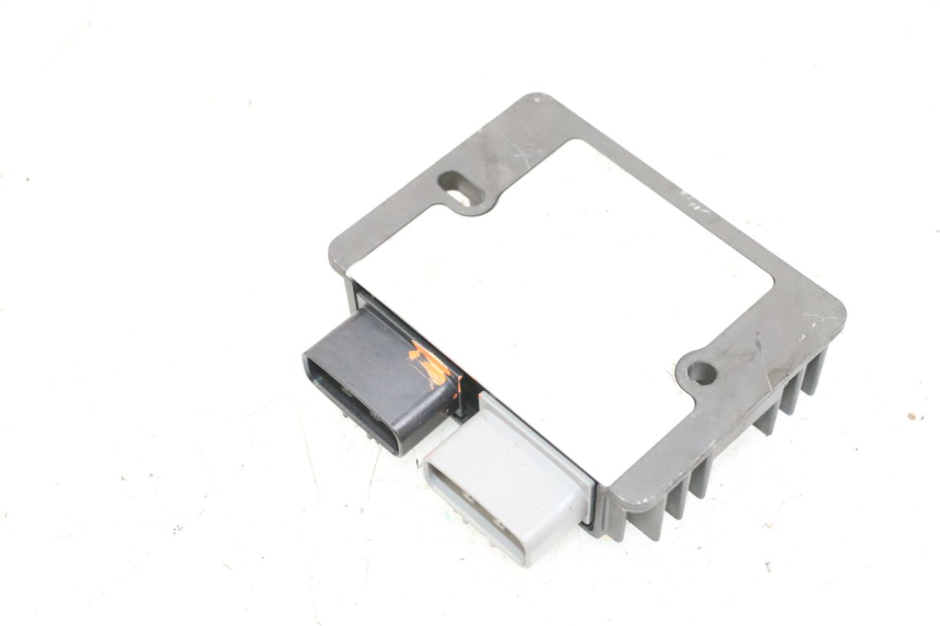 photo de REGLER LICHTMASCHINE PIAGGIO MP3 HPE 300 (2019 - 2026) - Alternative Perspektive