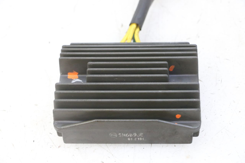 photo de SPANNUNGSREGLER PIAGGIO MP3 LT 300 (2010 - 2016) - Details der Befestigungspunkte