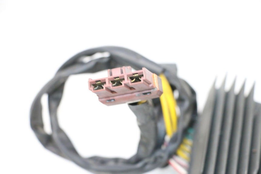 photo de LICHTMASCHINENREGLER PIAGGIO MP3 RL 250 (2006 - 2010) - Oberflächenzustand und Material